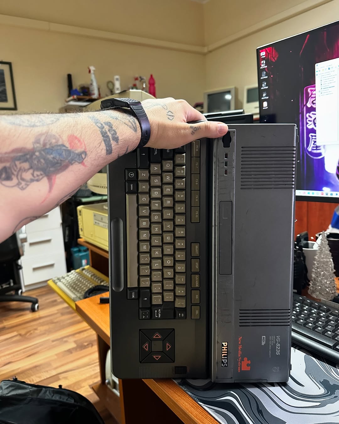 Computer Philips MSX2 VG-8235 in laboratorio prima della riparazione